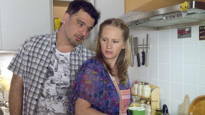 Murat (Erkan Gündüz) hat eine Ahnung, aber Lisa (Sontje Peplow) streitet alles ab: Ist sie nun schwanger oder nicht?