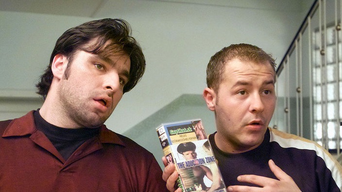 Murat (Erkan Gündüz, links) und Olli (Willi Herren) versuchen, ihre heiße Videoware an den Mann zu bekommen.