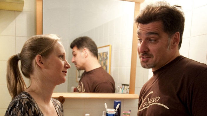 Murat (Erkan Gündüz) will nach seinem One-Night-Stand mit Marcella auf keinen Fall ins "Café George". Lisa (Sontje Peplow) dagegen möchte dort heute Abend mit Murat feiern
