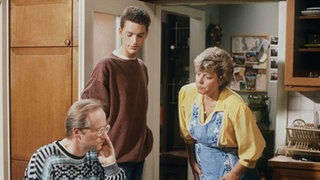 Mutter Beimer (Marie-Luise Marjan) ist in Rage. Benny (Christian Kahrmann, Mitte) ist mal wieder spät nachts nach Hause gekommen. Hans (Joachim Hermann Luger) bekommt auch sein Teil ab.
