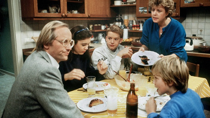 Mutter Beimer will 'Ferien von der Familie' (v.l.: Joachim Hermann Luger, Ina Bleiweiß, Christian Kahrmann, Marie-Luise Marjan und Moritz A. Sachs).