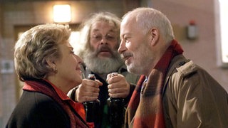 Na, denn Prost: Harry (Harry Rowohlt, Mitte) leitet die Versöhnung von Helga (Marie-Luise Marjan) und Erich (Bill Mockridge) ein.
