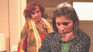 Nach Amélies (Anna Teluren, links) Geständnis bricht für Julia (Tanja Schmitz) eine Welt zusammen.
