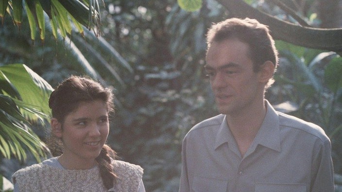 Nach der Taufe machen Marion (Ina Bleiweiß) und Matthias (Manfred Schwabe) einen Spaziergang.