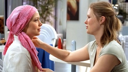 Nach der Totalrasur: Tanja (Sybille Waury, rechts) gibt Maja (Christine Stienemeier) Tipps, wie sie ihr Aussehen optimieren kann.