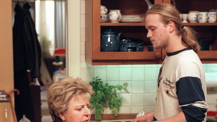Nach einem Streit mit Philipp hat Klaus (Moritz A. Sachs) bei Helga (Marie-Luise Marjan) Unterschlupf gefunden.