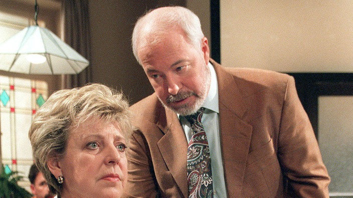 Nach einem Streit weigert sich Helga (Marie-Luise Marjan), mit Erich (Bill Mockridge) zu sprechen.