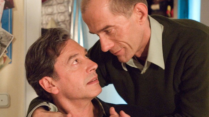 Nach fast 20 Jahren taucht Gerd Weinbauer (Günter Barton, links) unvermittelt bei Carsten (Georg Uecker) auf – und entfacht bei diesem sofort alte Gefühle.
