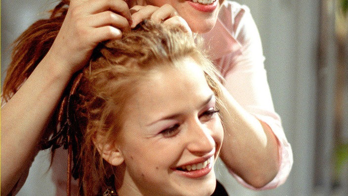Nach Geschäftsschluss bietet Tanja (Sybille Waury, rechts) ihrer neuen Stammkundin Franziska (Ines Lutz) eine besondere Frisiereinheit.