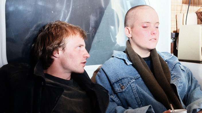 Nach ihrem Besuch im KZ ist Valerie (Nadine Spruß) erschüttert und lässt sich von Zorro (Thorsten Nindel) trösten.