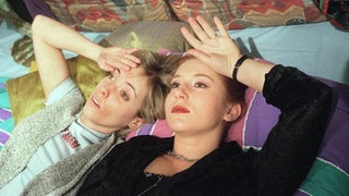 Nach langer Zeit liegen Valerie (Nadine Spruß, li) und Iffi (Rebecca Siemoneit-Barum) wieder friedlich beieinander und tauschen ihre Probleme aus.