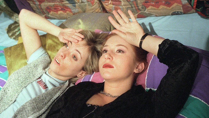 Nach langer Zeit liegen Valerie (Nadine Spruß, li) und Iffi (Rebecca Siemoneit-Barum) wieder friedlich beieinander und tauschen ihre Probleme aus.