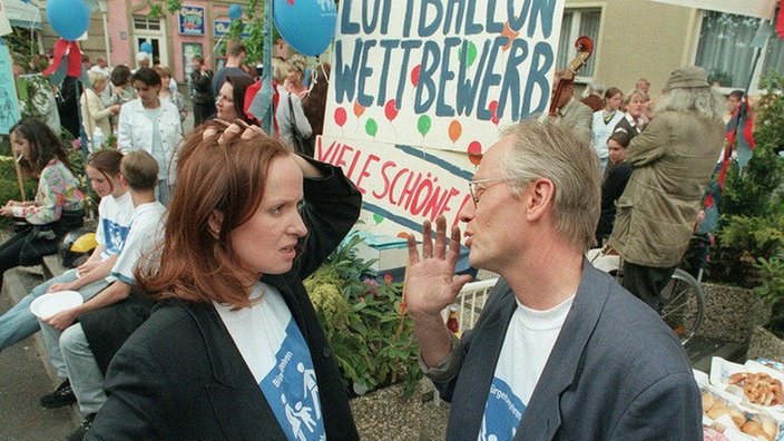 Nach mehr als sieben Stunden Straßenfest ist Anna (Irene Fischer) am Ende ihrer Kraft - zumal Hans (Joachim Hermann Luger) erst jetzt dazukommt.