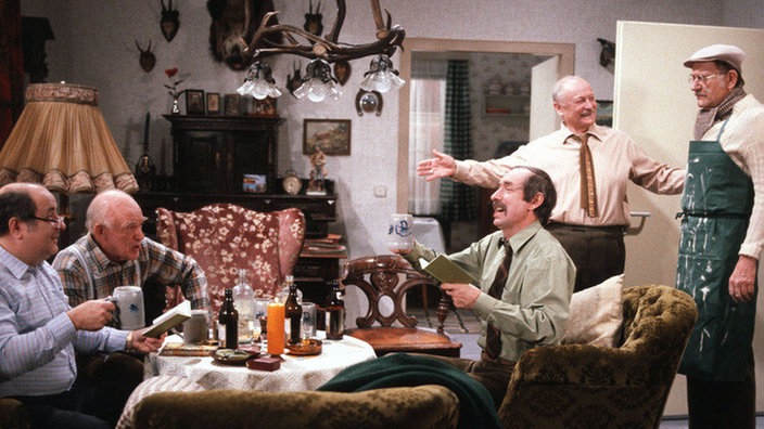 Nachbarschaftspflege: Hubert (Robert Zimmerling, rechts) besucht Franz Wittich (Martin Rickelt).