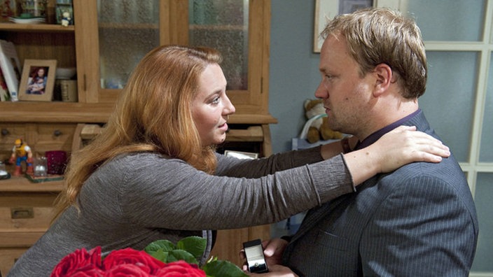 Nächster Versuch: Klaus (Moritz A. Sachs) macht Iffi (Rebecca Siemoneit-Barum) einen vollendeten Heiratsantrag mit Rosen und Ringen