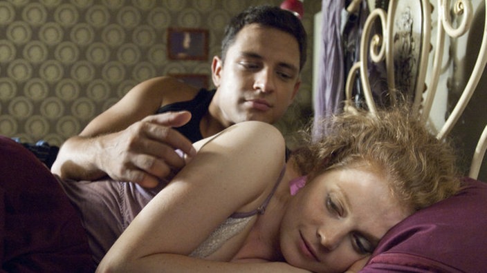Nastya (Anja Antonowicz) und Enzo (Toni Snetberger) verbringen jetzt jede Nacht zusammen.