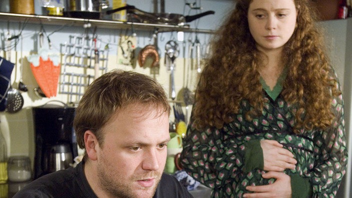 Nastya (Anja Antonowicz) wittert ihre Chance und macht sich an Klaus (Moritz A. Sachs) heran. Nur allzu gerne würde sie mit ihm eine gemeinsame Familie gründen.