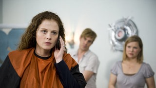 Nastya erhält im Friseursalon einen Anruf