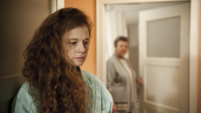 Nastya steht bei Helga im Flur