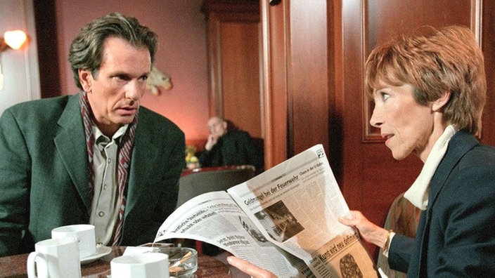 Nervosität bei Eva (Inga Abel): Heute beginnt ihr Prozess. Kurt (Michael Marwitz) zeigt Mitgefühl für seine Frau.