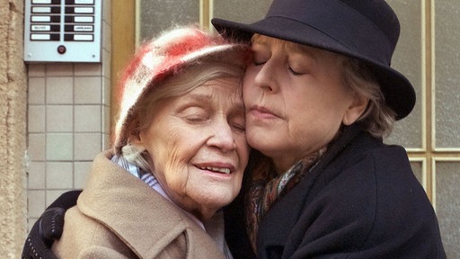 Neue Innigkeit: Helga (Marie-Luise Marjan, rechts) wird von Else (Annemarie Wendl) ins Krankenhaus verabschiedet. Dort unterzieht sie sich einer Herzoperation.