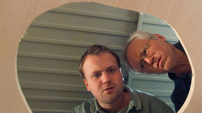 Nicht rund und auch nicht schön: Klaus' (Moritz A. Sachs, links) Versuch, für Hans (Joachim Hermann Luger) ein Loch in die Torwand zu sägen, ist gescheitert.