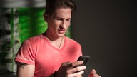 Nico schaut auf sein Handy