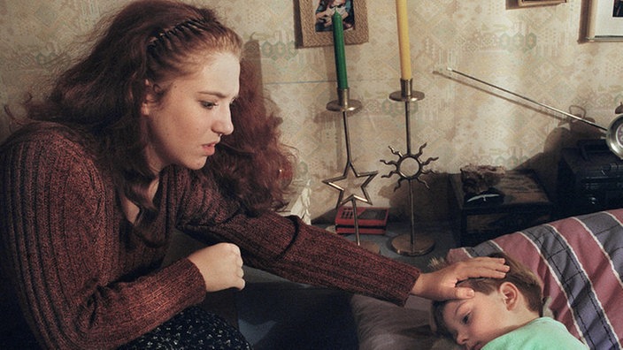 Nico (Tobias Beyer) geht es schlecht, und Iffi (Rebecca Siemoneit-Barum) fühlt sich auch nicht gerade gut. Einmal mehr bietet sich niemand als Babysitter an.