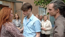 Nico wird von seiner Familie ins Internat verabschiedet.(v.l.: Rebecca Siemoneit-Barum, Tanja Frehse, Jeremy Mockridge, Andrea Spatzek, Jo Bolling, Marie-Luise Marjan und Moritz Zielke)