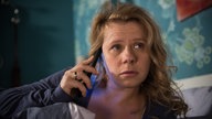 Nina geht verschlafen ans Telefon