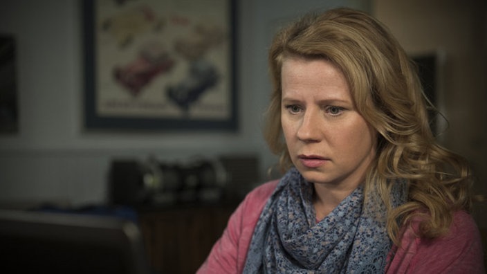 Nina guckt entsetzt auf einen Bildschirm