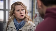 Nina guckt Enzo erstaunt an