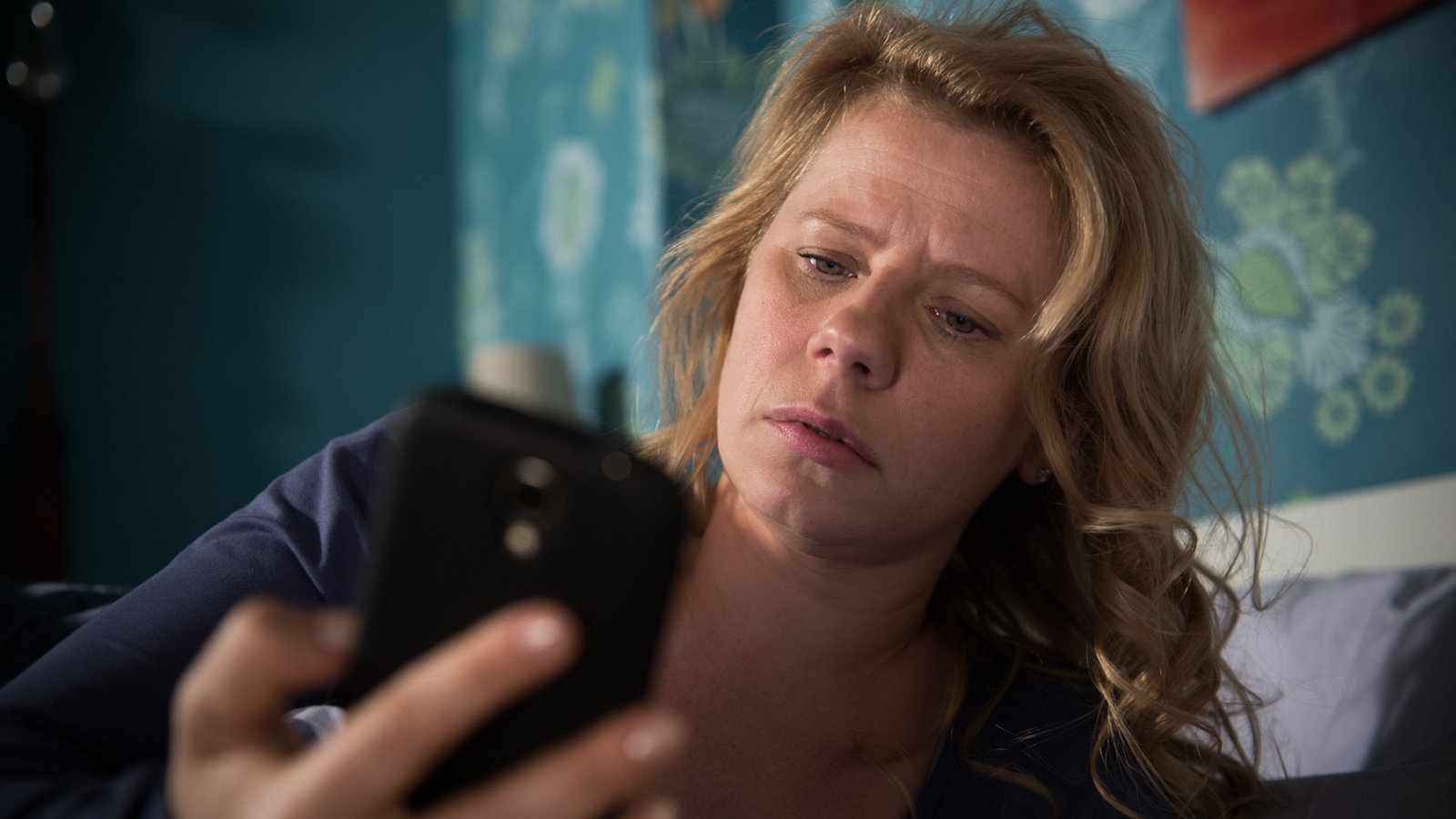Nina guckt erstaunt auf ihr Telefon