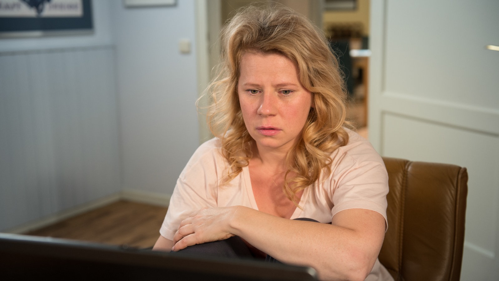 Nina guckt verzweifelt auf einen Bildschirm