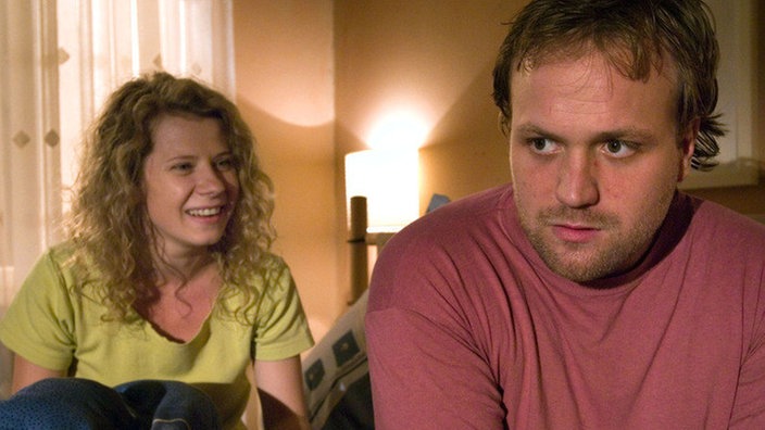 Nina (Jacqueline Svilarov) freut sich, dass es Klaus (Moritz A. Sachs) geschafft hat, Nastya zum Reden zu bringen. Was Nina nicht ahnt: Nastya hat sich in Klaus verliebt.