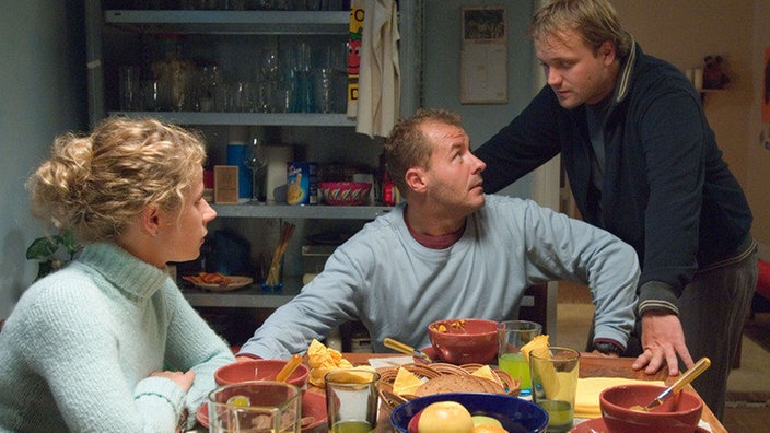 Nina (Jacqueline Svilarov) hat herausgefunden, dass Olli (Willi Herren, Mitte) hinter den Anschlägen auf das Reisebüro steckt. Gemeinsam mit Klaus (Moritz A. Sachs) stellt sie ihn zur Rede.
