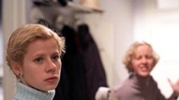 Nina (Jacqueline Svilarov) kann die entrüstete Carmen nicht aufhalten.