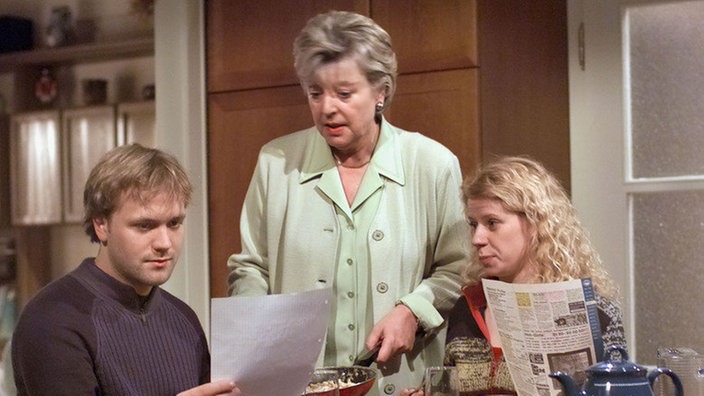 Nina (Jacqueline Svilarov, rechts) und Klaus (Moritz A. Sachs) sind genervt, dass sich Helga (Marie-Luise Marjan) so massiv in die Hochzeitsvorbereitungen einmischt.