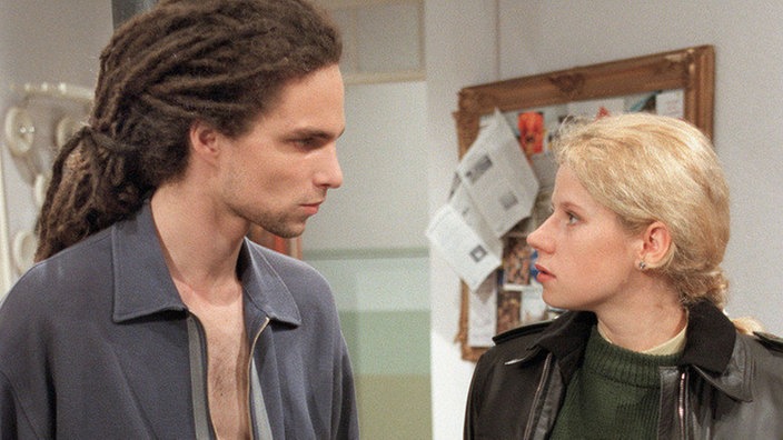 Nina (Jacqueline Svilarov) traut ihren Augen nicht: In der Wohngemeinschaft ist der flüchtige Momo (Moritz Zielke) auf - und untergetaucht.