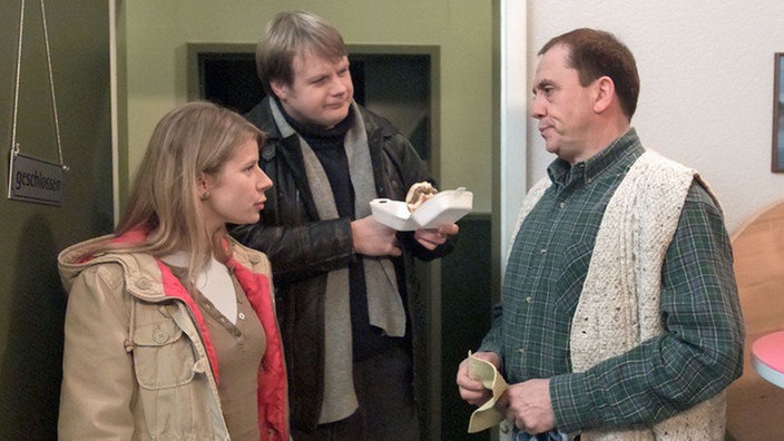 Nina (Jacqueline Svilarov) und ihr Kollege (Michael A. Grimm, Mitte) befragen Olaf (Franz Rampelmann) wegen der misshandelten Prostituierten – schließlich standen sich Olaf und Pia einmal sehr nahe...