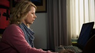 Nina sitzt an ihrem Laptop