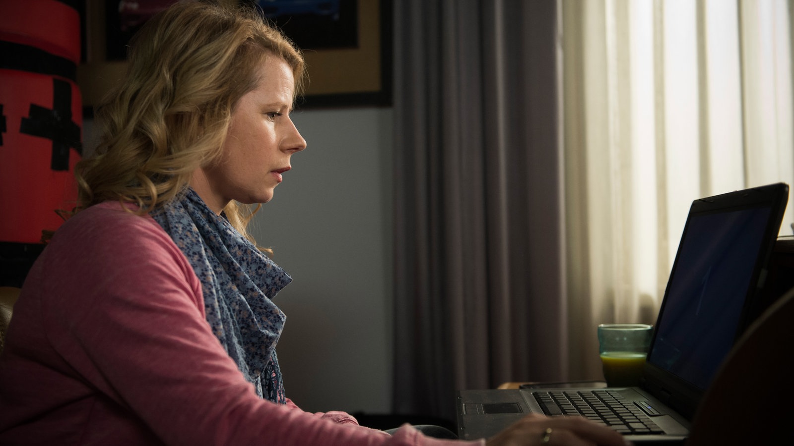 Nina sitzt an ihrem Laptop