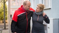 Nina stützt Klaus