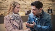 Nina und Enzo diskutieren