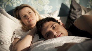 Nina und Enzo liegen im Bett