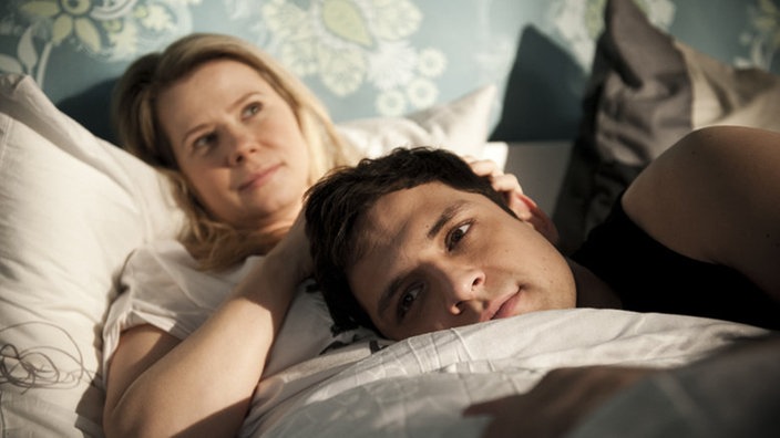 Nina und Enzo liegen im Bett