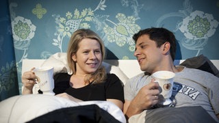 Nina und Enzo liegen nebeneinander im Bett
