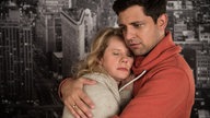 Nina und Enzo umarmen sich