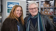 Nina und Enzo umarmen sich