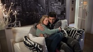 Nina und Enzo umarmen sich